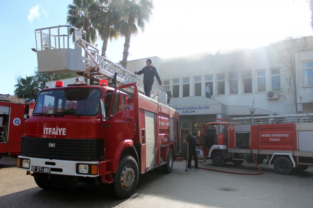 Akdeniz Üniversitesi'nde yangın çıktı