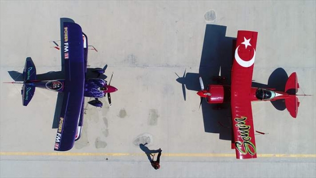 Akrobasi pilotu baba ile kızından 'Büyük Zafer' uçuşu