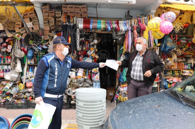 Akseki Belediyesi, esnaf ve vatandaşlara maske dağıttı