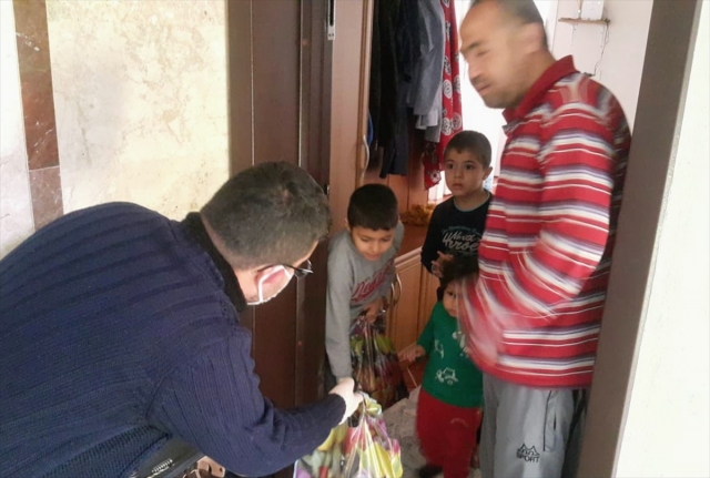 Akseki'de evden çıkamayan çocuklara hediye dağıttılar