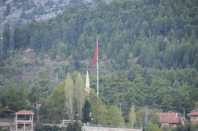 Aksekili hayırseverden köyüne dev Türk Bayrağı 