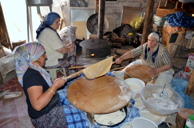 Aksekili kadınların imece usulü ‘kış mesaisi’ 