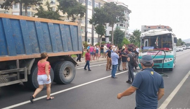 Alanya’da halk otobüsüyle hafriyat kamyonu çarpıştı: 1'i yabancı uyruklu 15 yaralı  