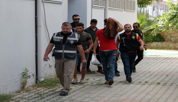 Alanya’da hırsızlıktan aranan 1’i kadın 5 şüpheli yakalandı 