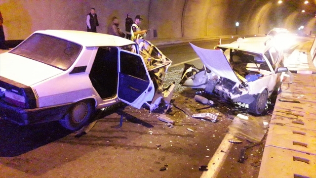 Alanya'da iki otomobilin çarpıştığı kazada 4 kişi yaralandı