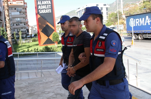 Alanya'da kendilerini polis olarak tanıtıp 59 bin lira dolandıran 3 şüpheli yakalandı 