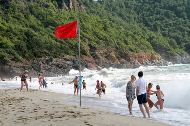 Alanya'da kırmızı bayraklar bile turistleri durduramadı 
