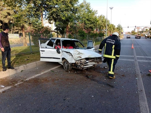 Alanya'da otomobil park halindeki kamyonete çarptı: 5 yaralı