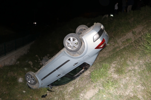 Burdur'da trafik kazası otomobil şarampole devrildi