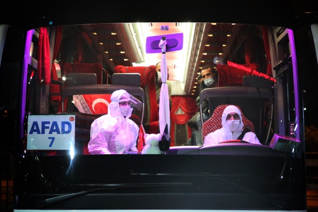 Almanya'dan gelen 165 Türk vatandaşı Mersin'deki yurda yerleştirildi