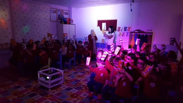  Anaokulu öğrencilerinin sinema keyfi   