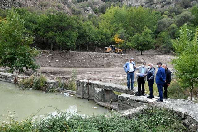 Andık’ta alan temizliği ve düzeleme çalışmaları yapılıyor