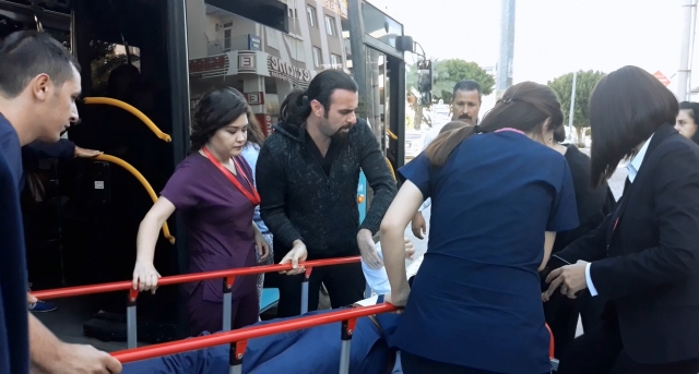 Aniden rahatsızlaşan yolcu için otobüsü hastanenin önüne çekti   