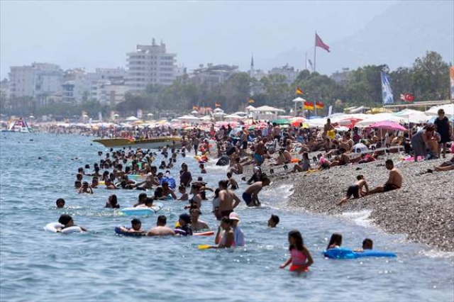 Antalya bayramda 400 bin kişiyi ağırladı