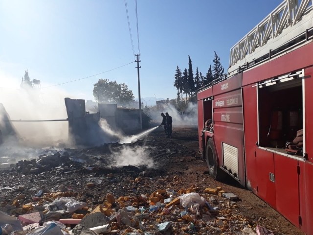  Antalya’da ev ve çalılık yangını  