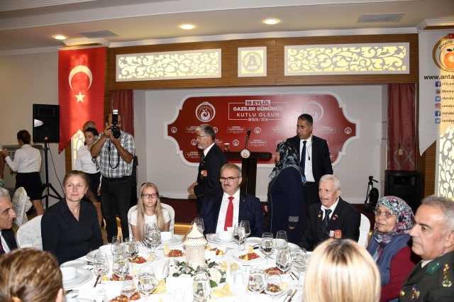 Antalya’da Gaziler onuruna yemek   