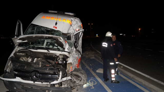 Antalya’da hasta bebeği taşıyan ambulans ile tır çarpıştı: 3 yaralı 
