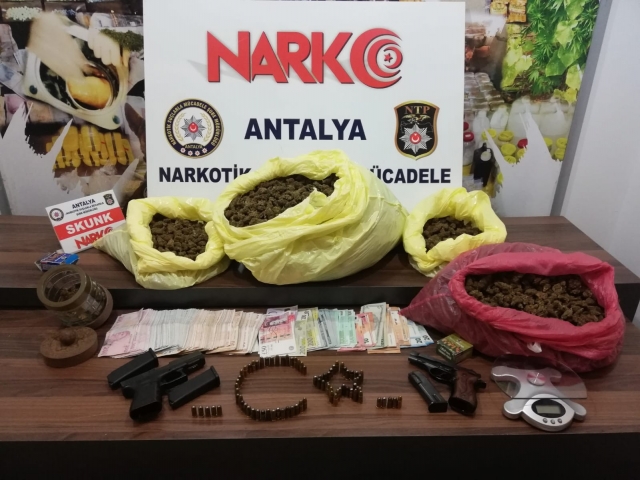  Antalya’da uyuşturucu operasyonu: 4 gözaltı   