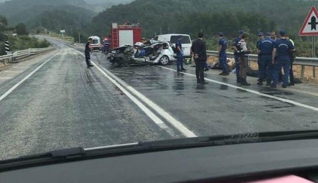 Antalya’da yolcu otobüsü ile otomobil çarpıştı: 2 ölü, 4 yaralı 