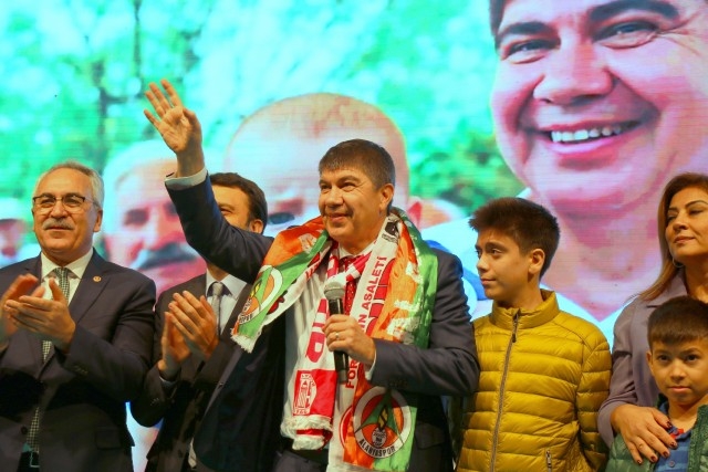 Antalya Havalimanı’nda Türel izdihamı 
