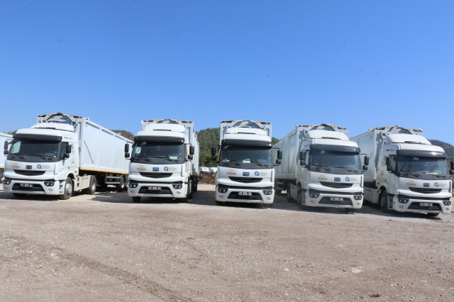  Antalya ilçelerinin çöpleri özel tırlarla taşınıyor   
