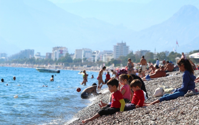  Antalya sahillerinde bayram yoğunluğu  
