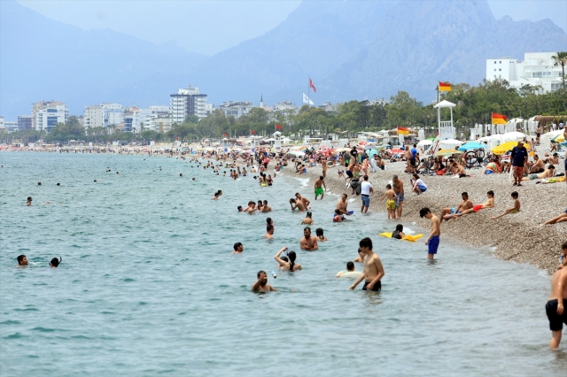 Antalya ve Muğla plajlarında hafta sonu yoğunluğu