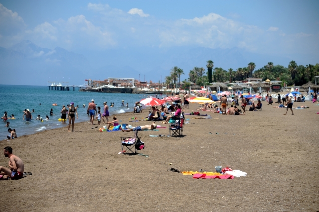 Antalya ve Muğla'da "sosyal mesafeli" deniz keyfi sürüyor