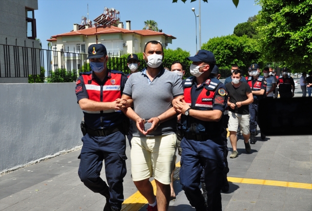 Antalya'da baba ve oğlunu darp ve gasbettiği iddia edilen 5 şüpheli tutuklandı