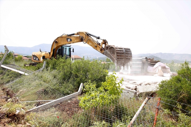Antalya'da kaçak yapıların yıkımına devam ediliyor
