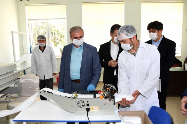 Antalya'da maske üretimi ve dağıtımı sürüyor