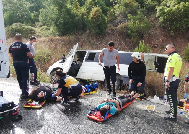 Antalya'da minibüs şarampole devrildi: 9 yaralı