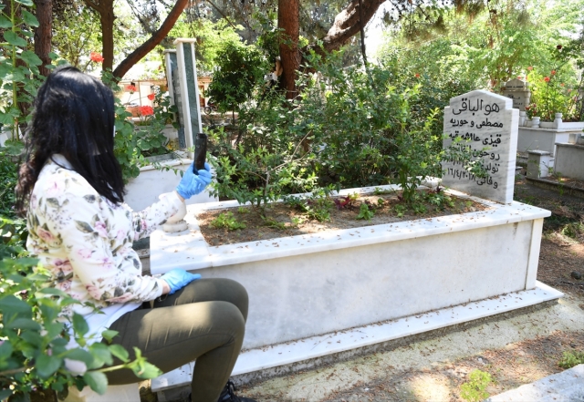 Antalya'da ölüm yıl dönümünde görüntülü telefondan mezarını gördüğü annesine dua etti