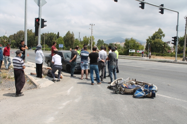 Antalya'da otomobille çarpışan motosiklet sürücüsü yaralandı