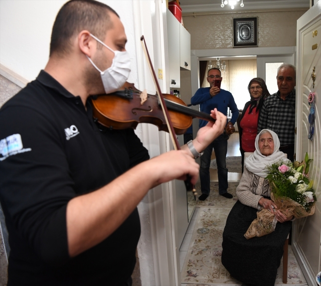 Antalya'da 104 yaşındaki Mavize nineye Anneler Günü sürprizi