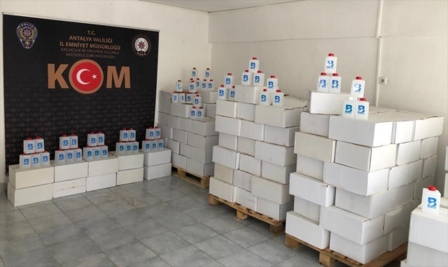 Antalya'da 16 bin 850 litre kaçak akaryakıt ile 4 bin 140 şişe sahte alkol ele geçirildi