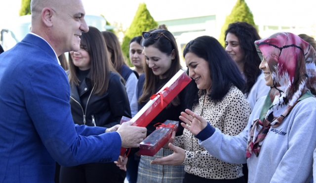 ANTALYA'DA 8 MART KARANFİLLER İLE KUTLANDI