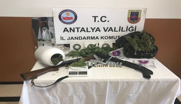 Antalya'da 9 ayrı adres eş zamanlı uyuşturucu operasyonu: 7 gözaltı 