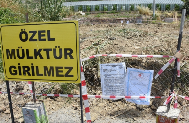 Antalya'da bir kişi arazisinden geçtiğini öne sürdüğü yolu trafiğe kapattı