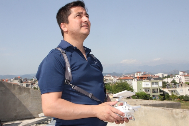 Antalya'da bir kişi komşusuna drone ile ekmek gönderdi
