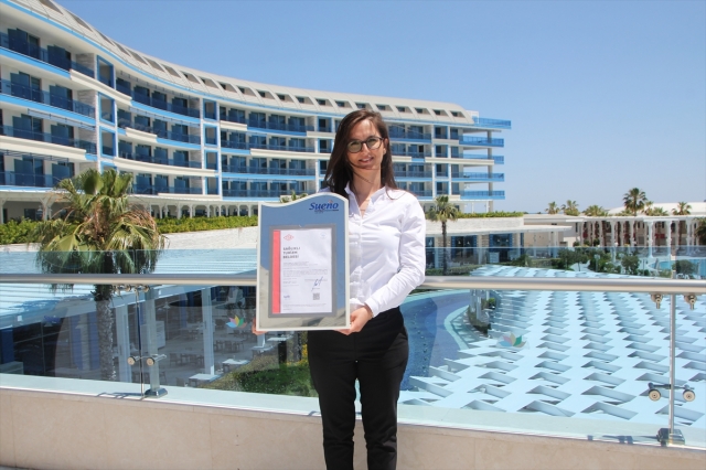 Antalya'da bir otele "Sağlıklı Turizm Belgesi"nin verilmesi