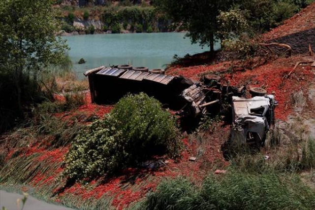 ​Antalya'da domates yüklü tır çaya devrildi: 1 ölü