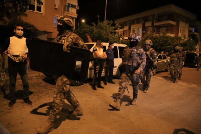 Antalya'da evin odasına kendisini kilitleyen silahlı kişi, polis ekiplerince ikna edildi
