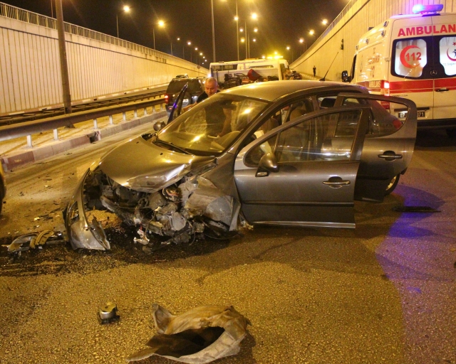 Antalya'da hurdaya dönen araçtan sağ çıktılar