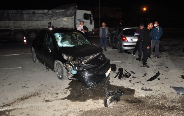 Antalya'da iki otomobil çarpıştı: 4 yaralı