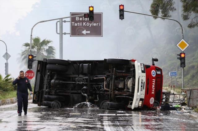 Antalya'da itfaiye aracı devrildi: 3 yaralı