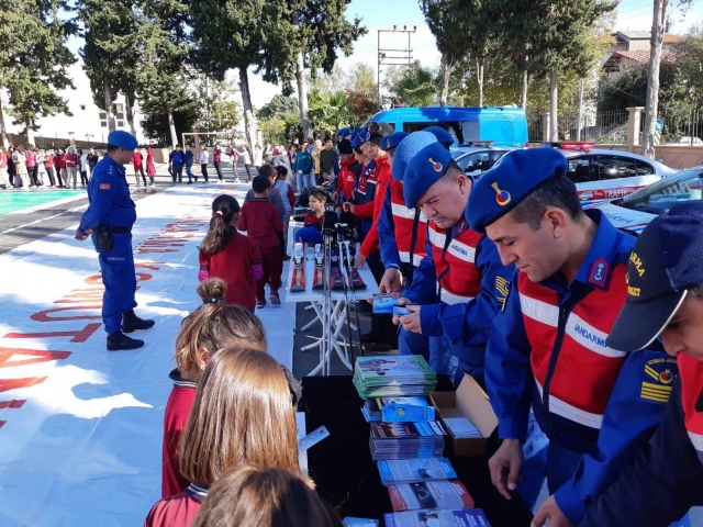Antalya'da jandarmadan öğrencilere uygulamalı trafik eğitimi 