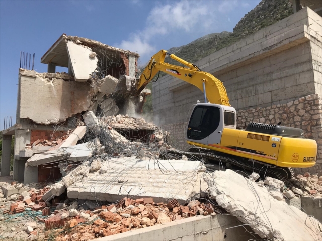 Antalya'da kaçak yapıların yıkımına devam ediliyor