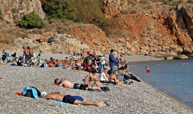 Antalya'da kasım ayında 26 dereci gören vatandaşlar sahillere koştu