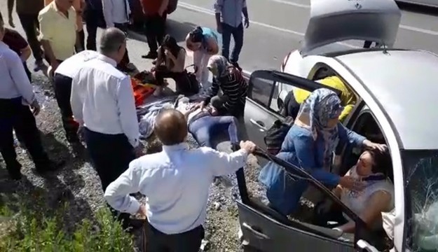 Antalya'da kontrolden çıkan otomobil kayalıklara çarptı: 6 yaralı 